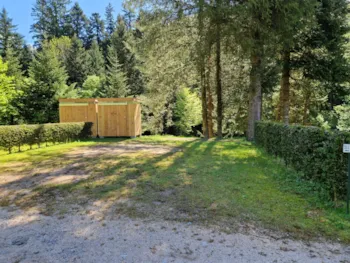 Stellplatz - Premium-Stellplatz Mit Eigenem Bad – 16A Strom - Camping de Belle Hutte 