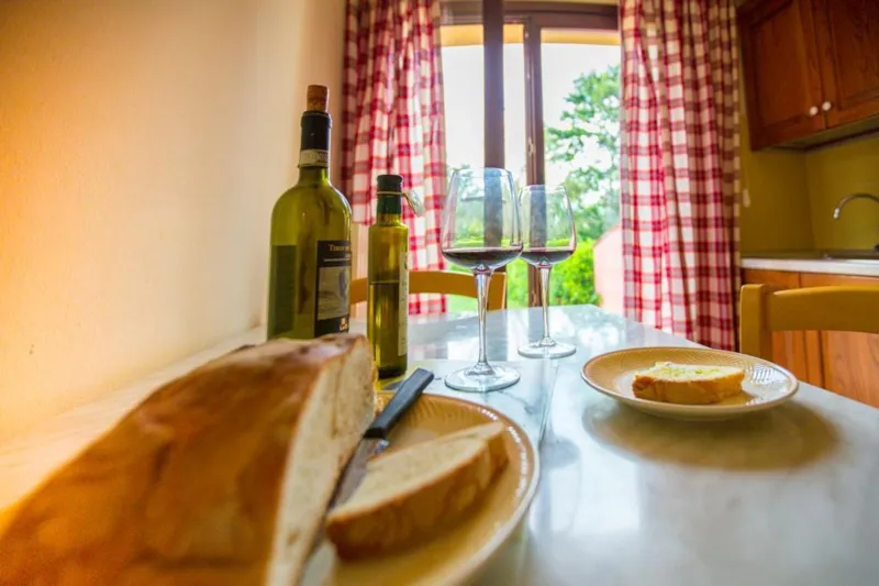 Appartement À Trois Pièces - Vue Piscine
