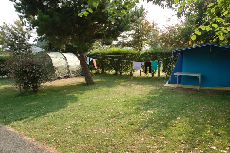 Emplacement + véhicule (douche et eau chaude comprises)