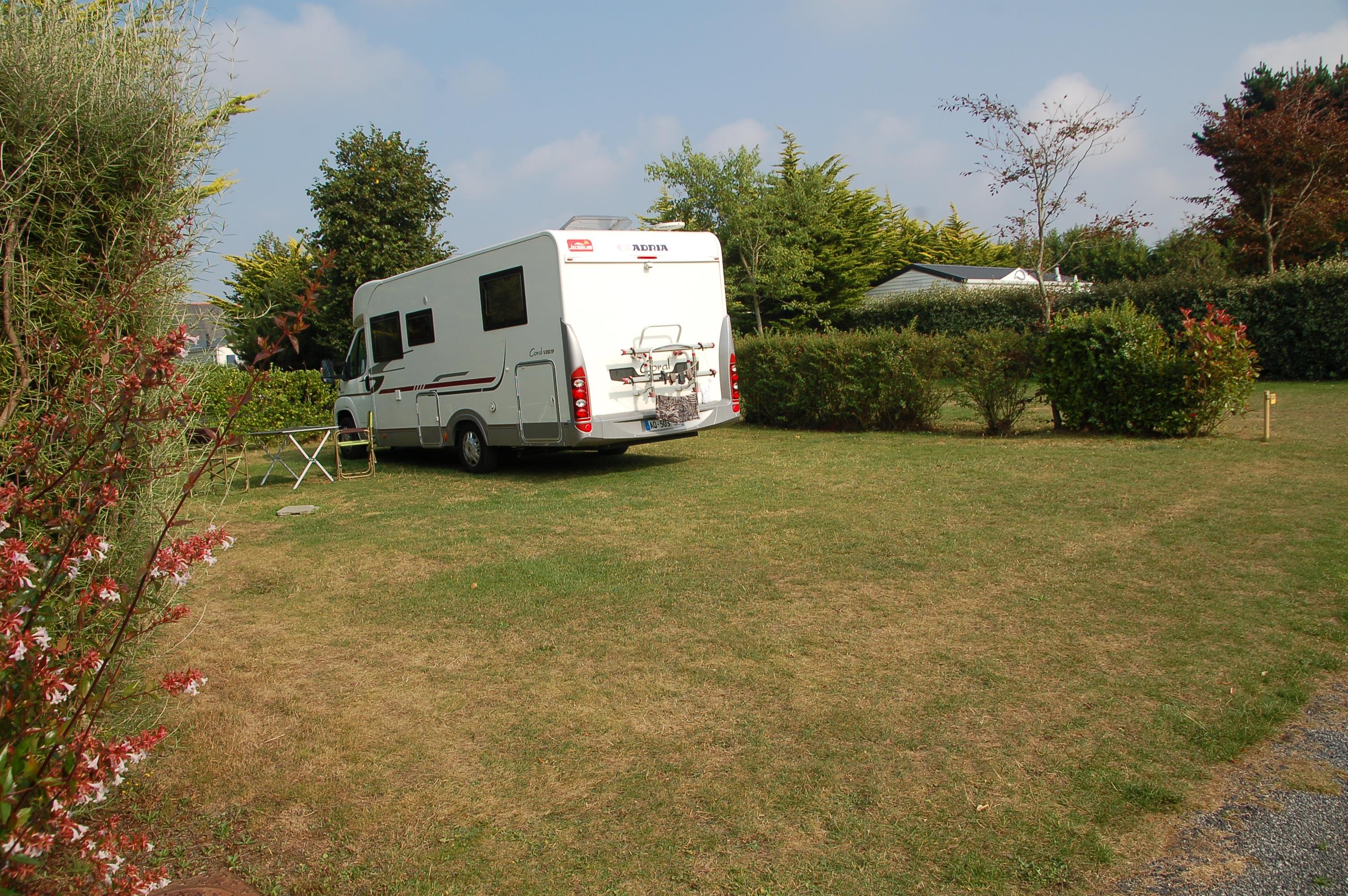 Plads - Standplads + Bil + Telt/Campingvogn Eller Autocamper - Camping Les Hauts de Port Blanc