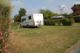 Emplacement - Grand Emplacement + Véhicule + Caravane Avec Auvent / Grande Tente / Camping-Car - Camping Les Hauts de Port Blanc