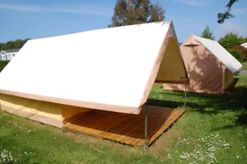 Stellplatz - Zelt Trek + Strom - Camping Les Hauts de Port Blanc
