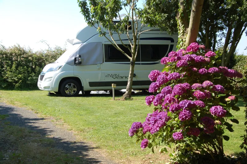 Emplacement + Véhicule (Douche Et Eau Chaude Comprises)