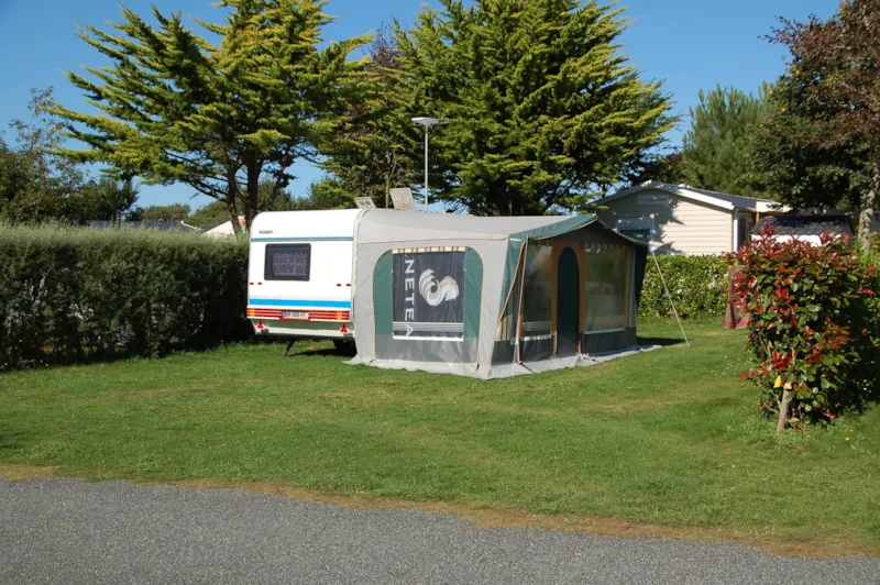 Grand Emplacement + Véhicule + Caravane Avec Auvent / Grande Tente / Camping-Car