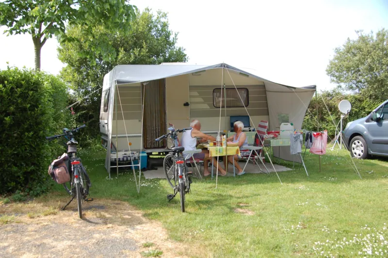 Grand Emplacement + Véhicule + Caravane Avec Auvent / Grande Tente / Camping-Car