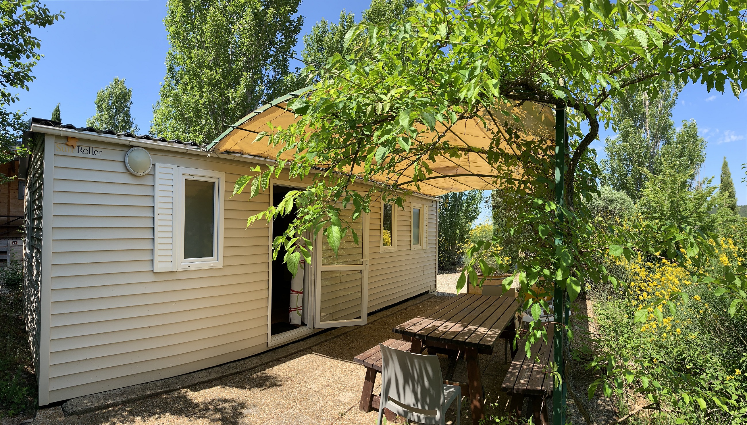Location - Mobil Home Roller Standard 22 M² - 2 Chambres + Terrasse Couverte - Camping Les Verguettes