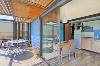 Mietunterkunft - Chalet Morea Confort 25 M² - 2 Schlafzimmer + Klimaanlage + Überdachte Terrasse - Flower Camping Les Verguettes