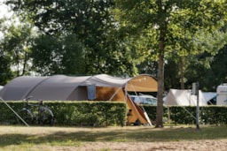 Stellplatz - Premium Stellplatz - Strom 10 A + Wasser Und Abwasser + Gärten Häuschen - Castel Camping Château de L'Epervière