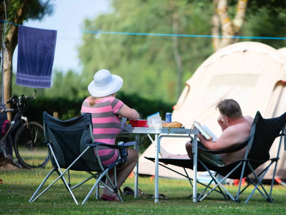 Emplacement - Emplacement Cycliste - Empl + 1 Personne - Castel Camping Château de L'Epervière