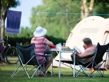 Stellplatz - Stellplatz Fahrrad Fahrer -Stellplatz + 1 Person - Castel Camping Château de L'Epervière