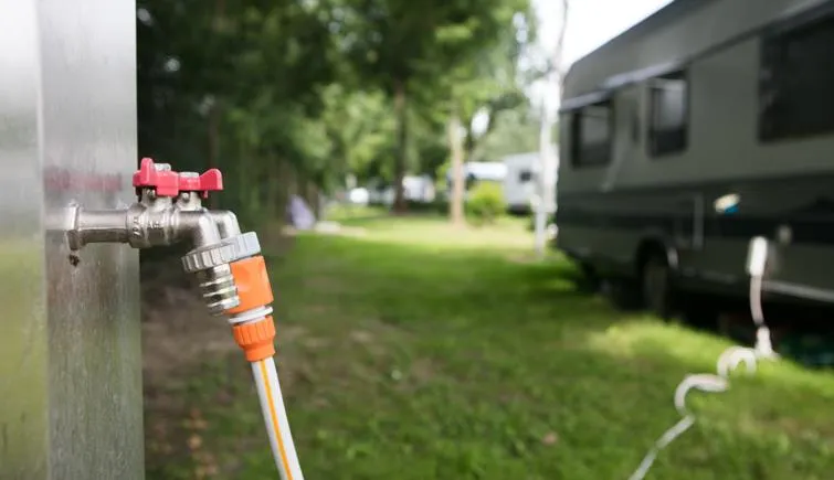 Emplacement Grand Confort - Electricité 10 A + Eau + Evacuation