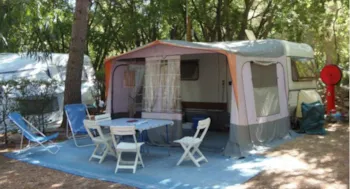Stellplatz - Stellplatz Komfort (Zelt, Wohnwagen / 1 Auto / Strom 6A) - Camping Les Micocouliers
