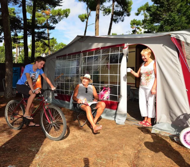 Forfait: Emplacement + 2 Personnes + 1 Voiture + Électricité 10A