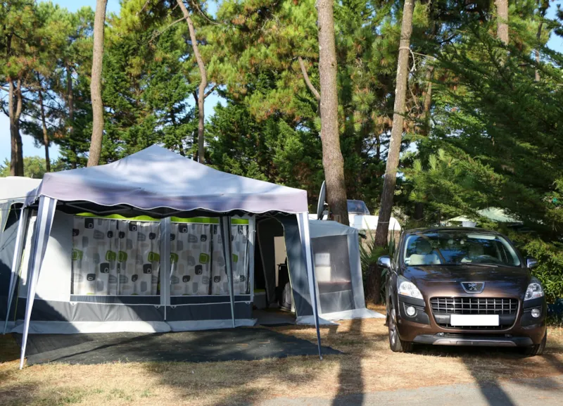 Forfait: Emplacement + 2 Personnes + 1 Voiture + Électricité 10A