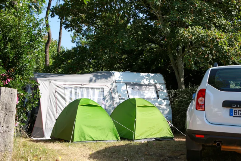 Forfait: Emplacement + 2 Personnes + 1 Voiture + Électricité 10A