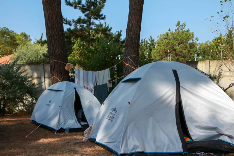 Forfait: Emplacement + 2 Personnes + 1 Voiture + Électricité 10A