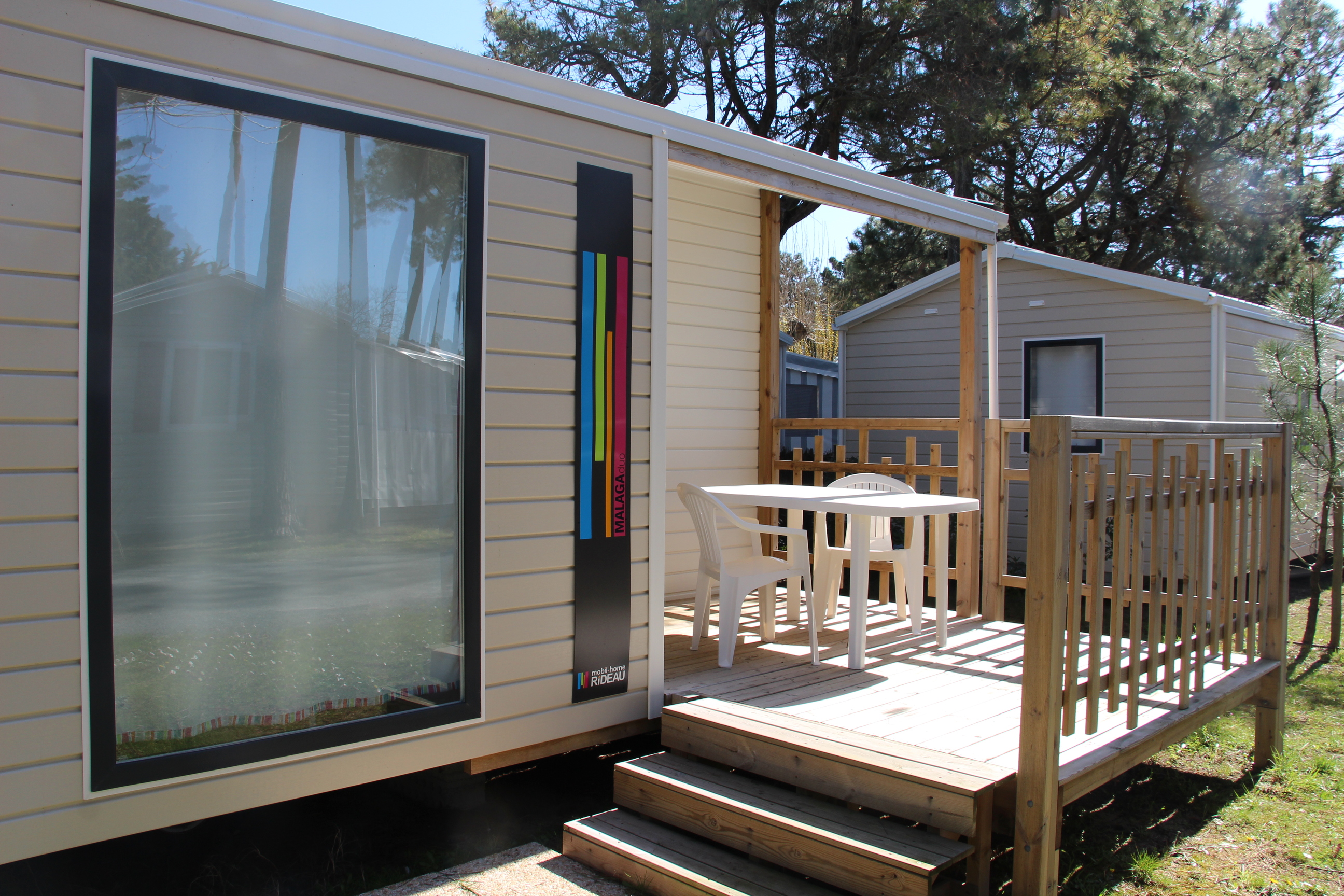 Mobil-home MALAGA 27m² - 2 chambres (modèles 2016 et 2017) avec terrasse bois semi couverte.