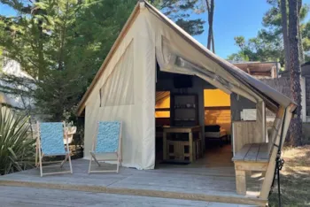 Mietunterkunft - Zelt Ecolodge 21M² - 2 Zimmer - Ohne Sanitäranlagen (2019) Halb Überdachte Holzterrasse - Camping Ushuaïa Villages La Conge
