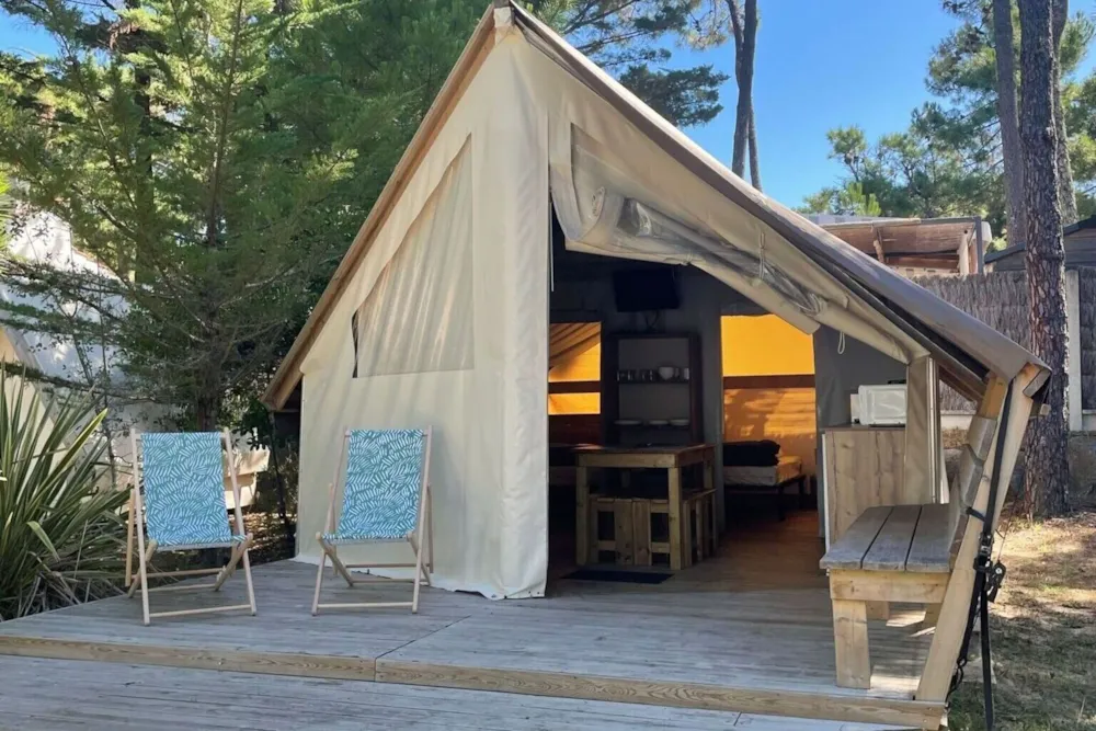 Tente ECOLODGE 21m² - 2 chambres sans point d'eau (modèle 2019) avec petite terrasse semi couverte.