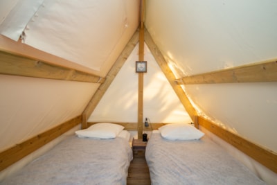 Trekking Tent : 1 night (2 single beds for 2 people)