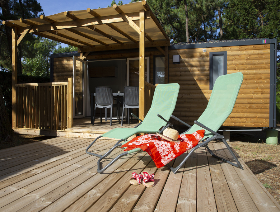 Mobil-home BAHIA BOIS 29m²  - 2 chambres avec une terrasse bois couverte et une terrasse solarium
