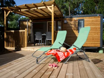Mietunterkunft - Mobilheim Bahia 29M² - 2 Zimmer (2021) Halb Überdachte Holzterrasse - Camping Ushuaïa Villages La Conge