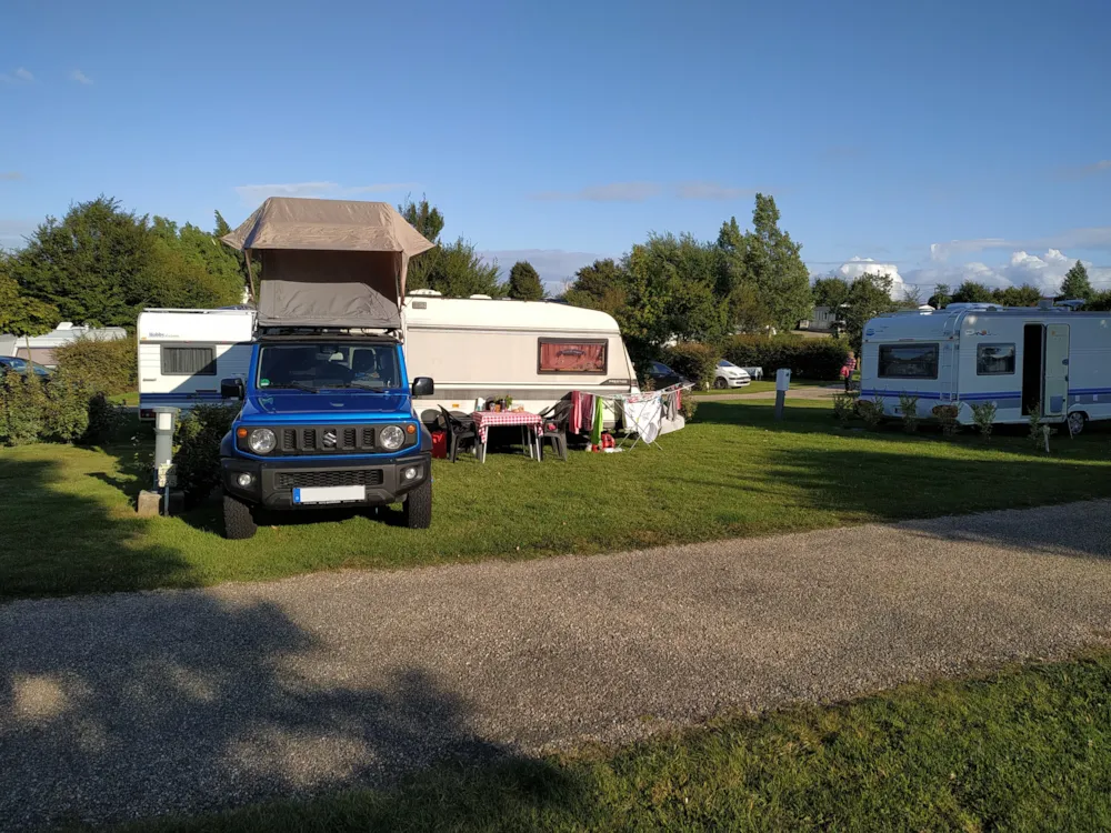 Stellplatz - Stellplatz Confort Mit Wasser, Stromanschluss 10A Und Abwasseranschluss - Camping Sunêlia L'Aiguille Creuse
