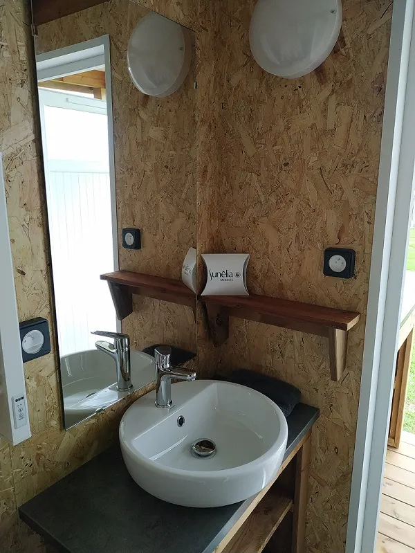 Emplacement Luxe Avec Branchement Électrique 16A Et Sanitaires Individuels