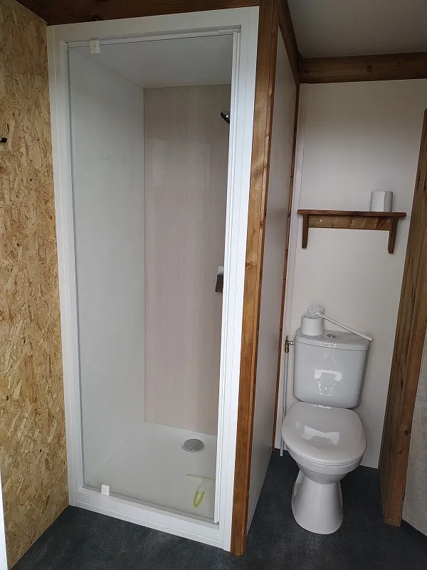 Emplacement Luxe Avec Branchement Électrique 16A Et Sanitaires Individuels