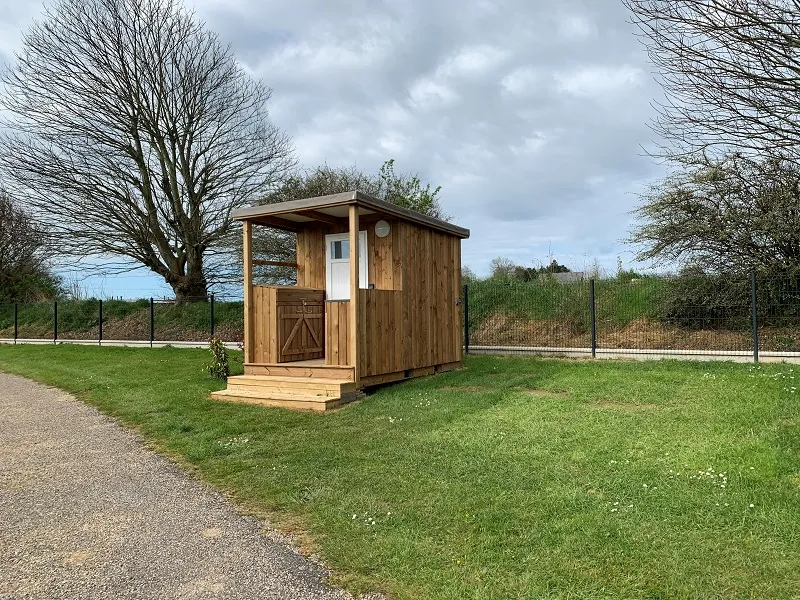 Emplacement Luxe Avec Branchement Électrique 16A Et Sanitaires Individuels