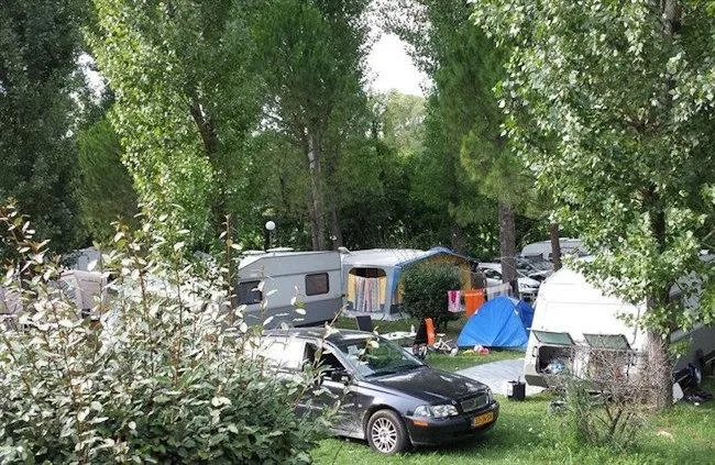 Standplaats : tent / caravan of camper + elektriciteit