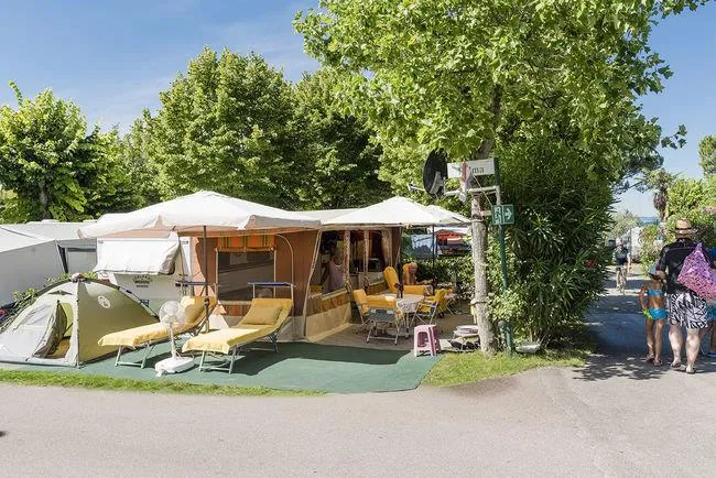 Stellplatz - Stellplatz Im Grünen Power - La Rocca Camping