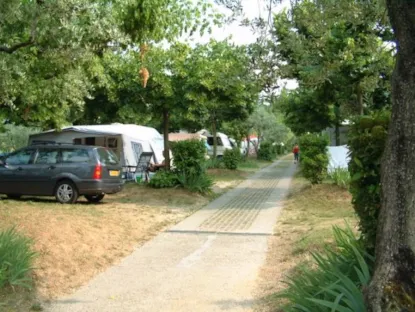 Piazzola 60M², 1 Auto, Tenda, Caravan O Camper, Elettricità