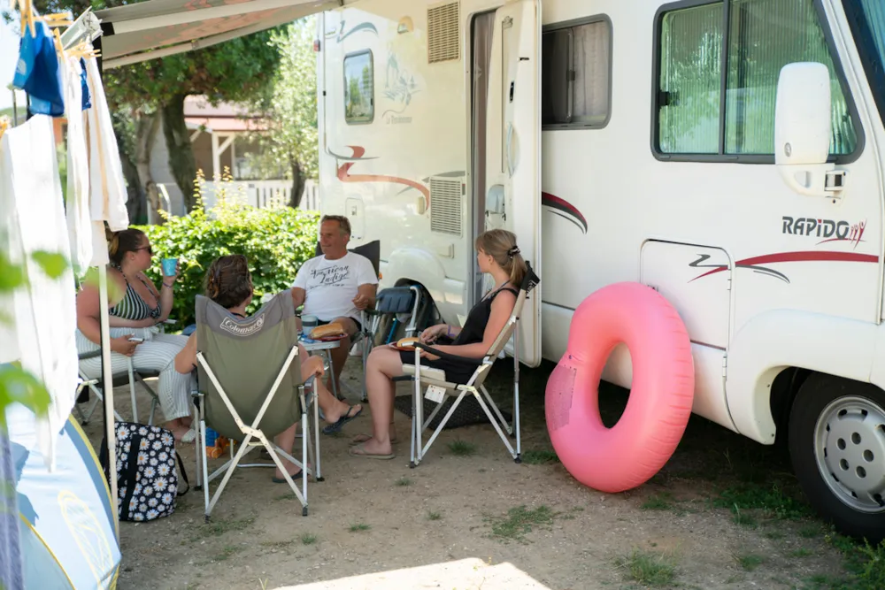 Emplacement - Emplacement 60M², 1 Voiture, Tente, Caravane Ou Camping-Car, Électricité - Camping Eden