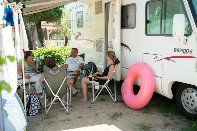 Emplacement 60M², 1 Voiture, Tente, Caravane Ou Camping-Car, Électricité