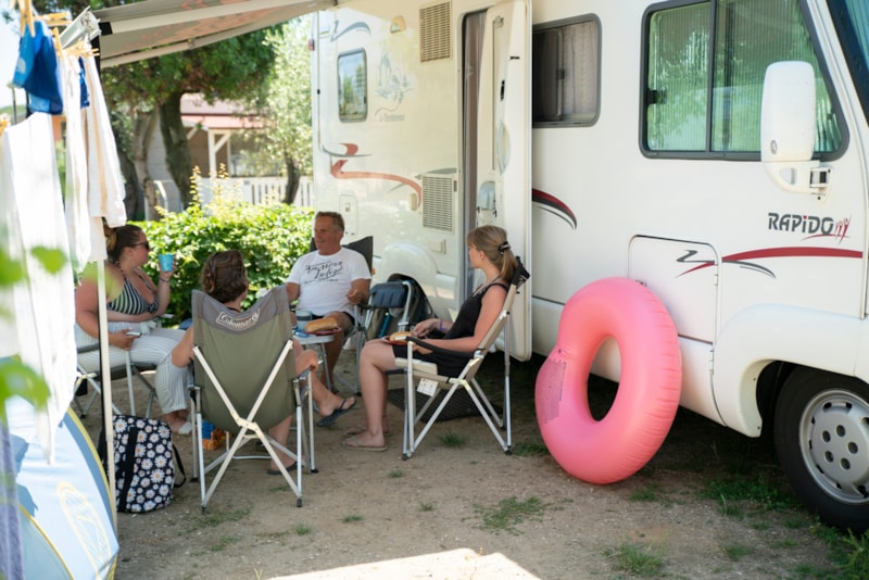 Pitch 60m², 1 car, tent , caravan or camping-car, electricity