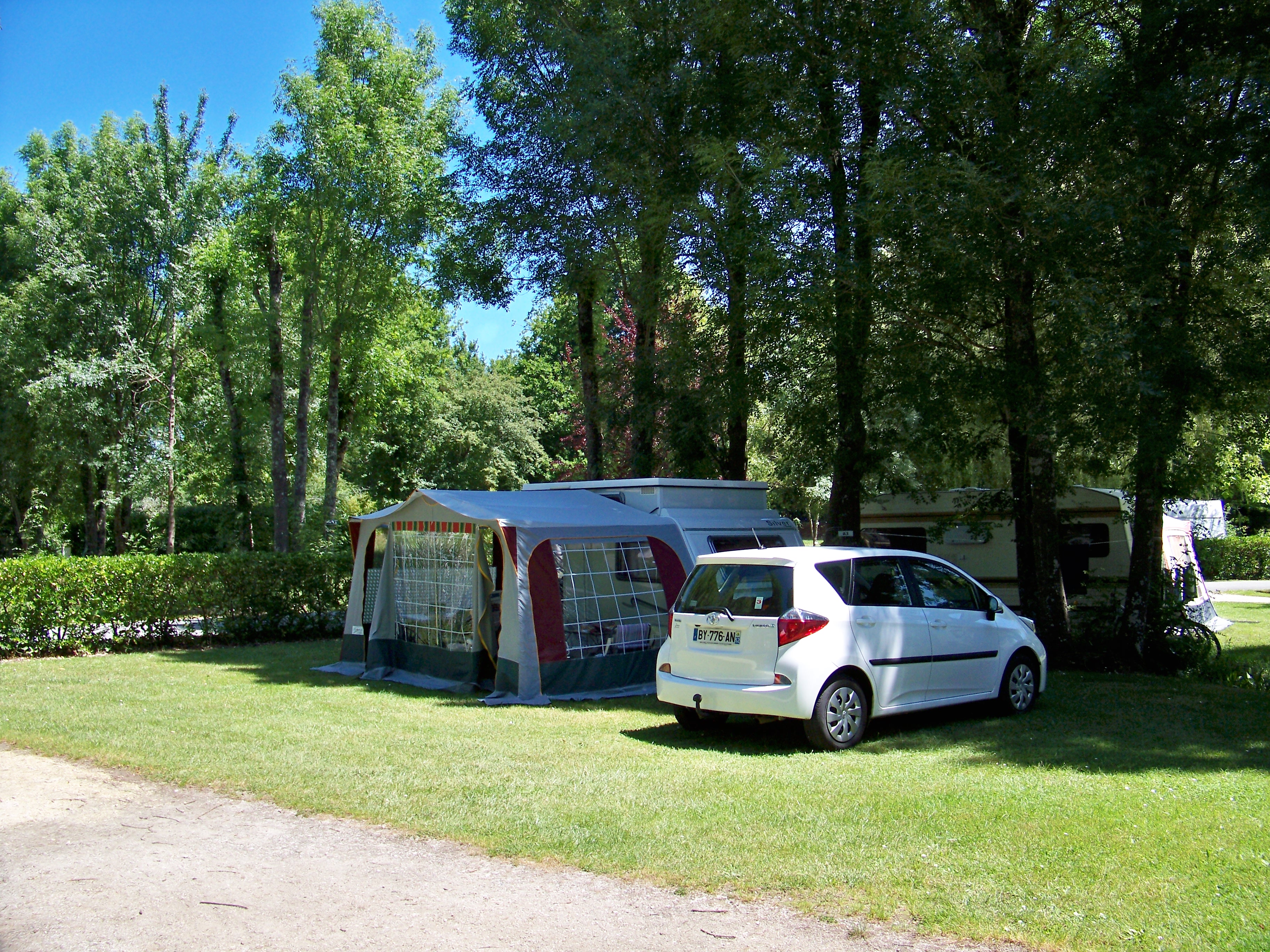 Emplacement Nature : véhicule + tente ou caravane ou camping-car