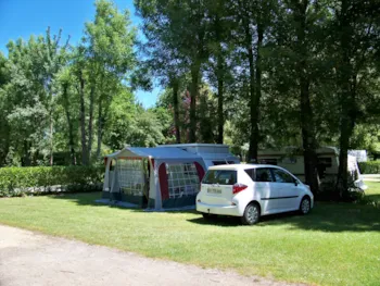 Emplacement - Emplacement Nature : Véhicule + Tente Ou Caravane Ou Camping-Car - Camping les PEUPLIERS