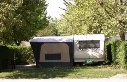 Stellplatz - Camping-Pauschale (Stellplatz, 2 Personen, 1 Fahrzeug) - Camping Onlycamp Les Peupliers du Lac
