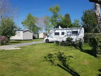 Stellplatz - Comfort Package (1 Vehicle, 1 Piece Of Equipment, 2 People - With Electricity) - Camping Kerlaz