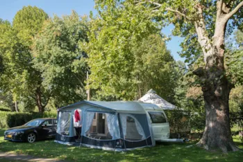 Stellplatz - Stellplatz Confort (Zelt, Wohnwagen, Wohnmobil / 1 Auto / Strom 10A) - Camping Les Nobis d'Anjou