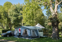 Kampeerplaats(en) - Basisprijs Comfortplaats (1 Tent, Caravan Of Camper / 1 Auto / Elektriciteit 10A) - Camping Les Nobis d'Anjou
