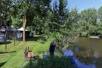 Stellplatz - Stellplatz Privilège  (Zelt, Wohnwagen, Wohnmobil / 1 Auto / Strom 10A) - Am Fluss -  110M² - Camping Les Nobis d'Anjou