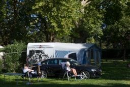 Stellplatz - Stellplatz Premium 10 A + Kühlschrank, Gasgrill, 1 Tisch Und 6 Stühle - Camping Les Nobis d'Anjou