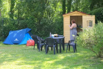 Stellplatz - Stellplatz Premium 10 A + Kühlschrank, Gasgrill, 1 Tisch Und 6 Stühle - Camping Les Nobis d'Anjou