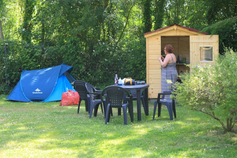 Piazzola Premium 10 A + frigorifero, barbecue a gas, 1 tavolo e 6 sedie