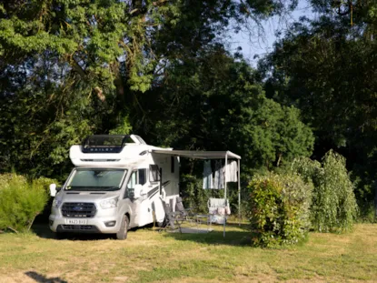 Parcela Privilège (Tienda, Caravana, Autocaravana / 1 Coche / Electricidad 10A) - Junto A Una Riviera - 110M²