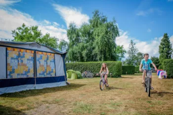 Stellplatz - Stellplatz Confort 2 People (Zelt, Wohnwagen, Wohnmobil / 1 Auto / Strom 10A) - Flower Camping Domaine de Pendruc