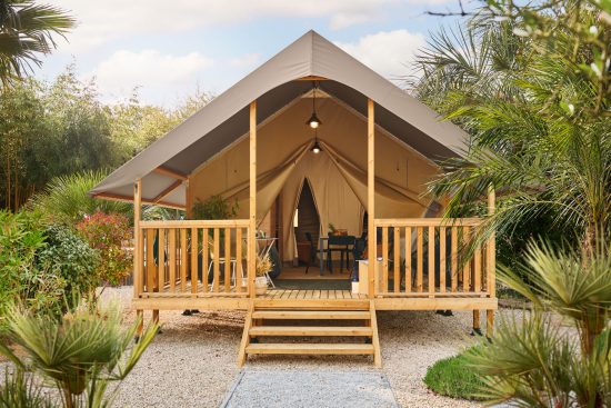Location - Tente Lodge Wood 21 M² 2 Chambres Sans Sanitaires + Terrasse Couverte - Flower Camping Domaine de Pendruc