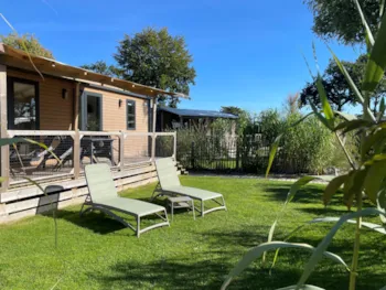 Mietunterkunft - Mobilheim Horizon Premium 33M² 3 Schlafzimmer / Überdachte Terrasse + Tv + Bettbezug / Fußgängerzone - Flower Camping Domaine de Pendruc
